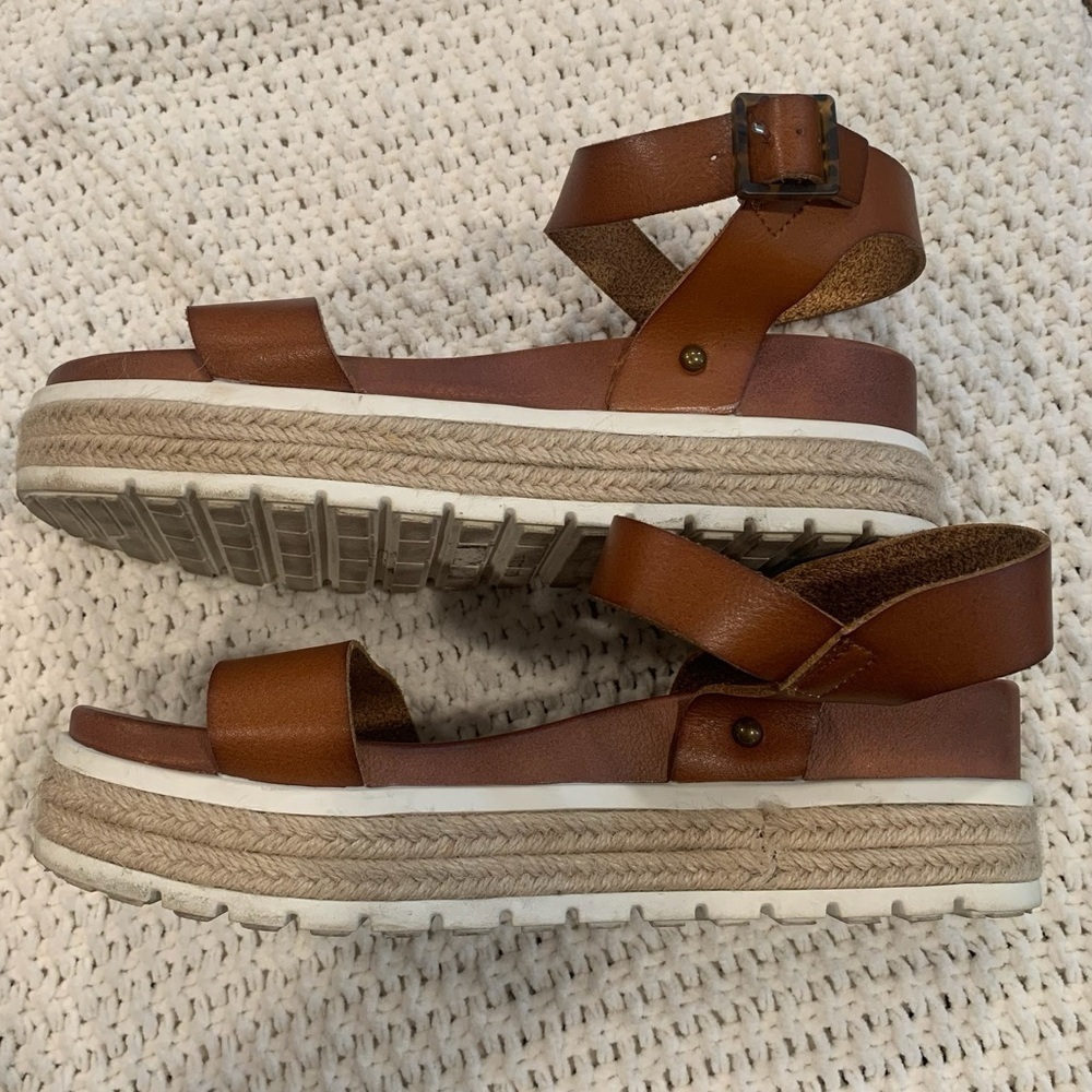 Mia Women’s Kiera Low Platform Espadrille Sandals w/Tortoise Buckle; Size 9
